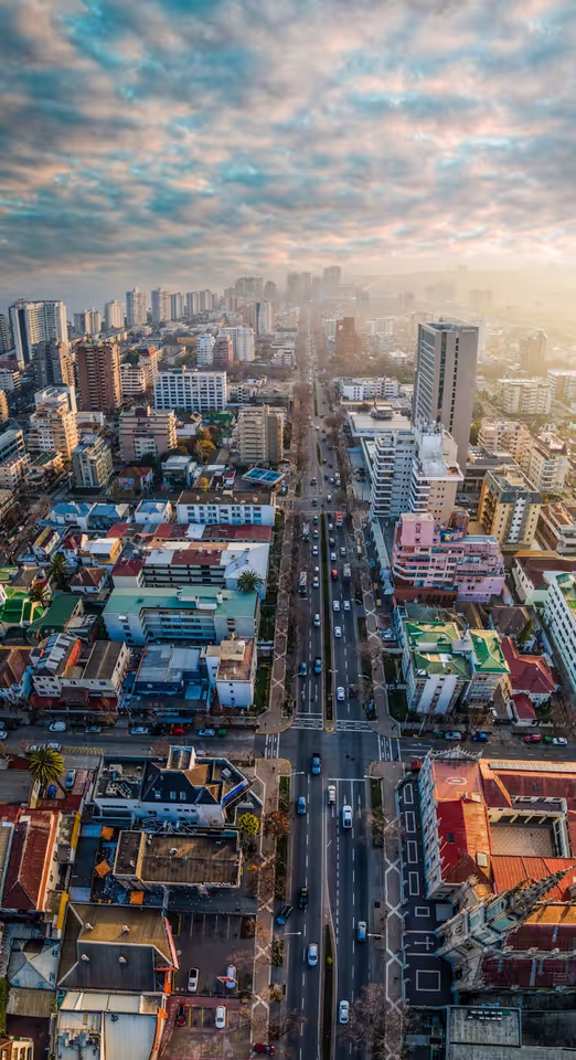 Colorful Mosaic of Valparaíso: A Summer Journey to Chile's Artistic Heart