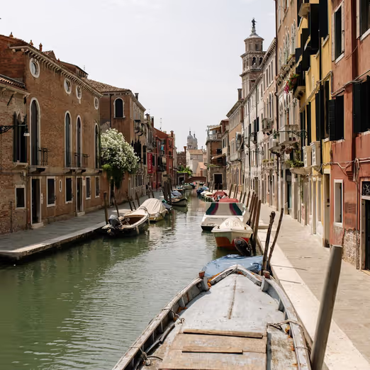 Sumérgete en el romance de Brujas: la aventura perfecta de septiembre