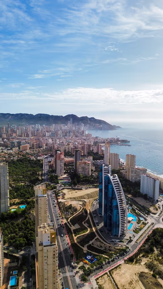 Disfruta del verano en Valencia: hermosas playas, rica historia y deliciosa paella.