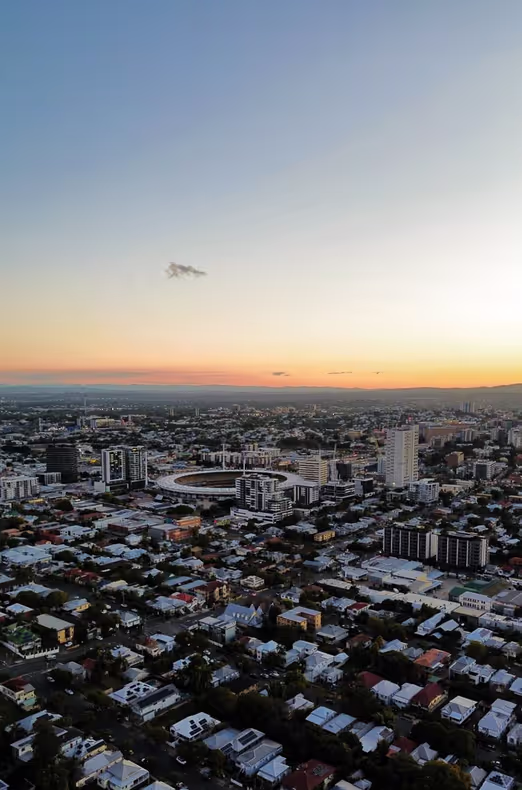 Viaje de verano en Brisbane: disfrute de la relajación frente al río, el Santuario de Koalas Lone Pine y la vibrante vida de la ciudad.